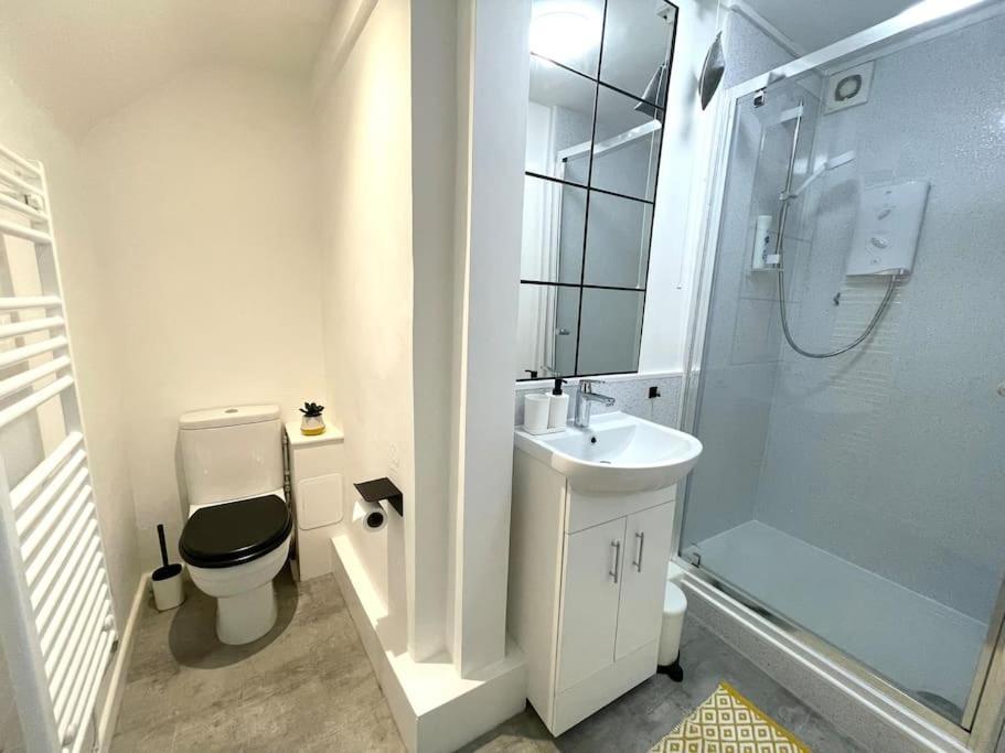 Modern Studio Apartment; 10Min Walk To Town & Quay Exeter Bagian luar foto